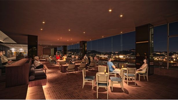 どの席からも夜景が目に入るプレミアムラウンジ。生ビールを含むドリンクがすべて無料