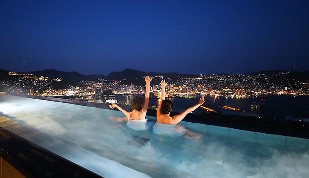 最上階の露天風呂から長崎の夜景を一望。思わず長湯してしまう開放感だ