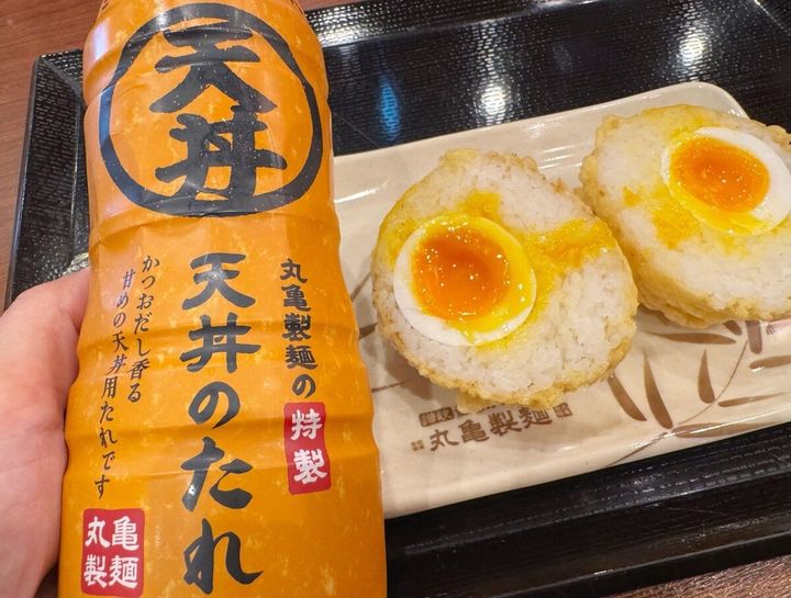 卓上の「天丼のたれ」をかけるのもおすすめ