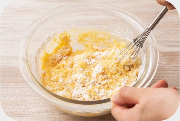 Aを加えて、ダマにならないように混ぜる （C）ぼく／KADOKAWA