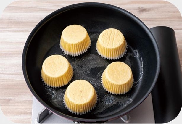 表面が下になるように置き、焼き色を付ける （C）ぼく／KADOKAWA