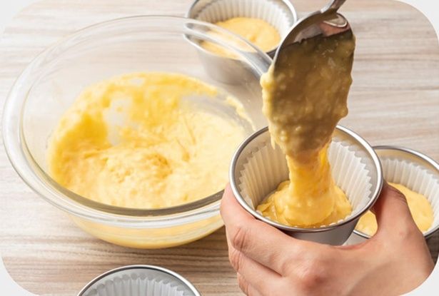 耐熱のプリンカップやココットにグラシン紙をのせ、6分目まで生地を注ぐ （C）ぼく／KADOKAWA