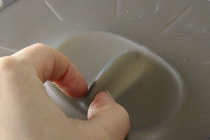 ダイソーのエア弁付シリコーン蓋（23cm）の持ち手