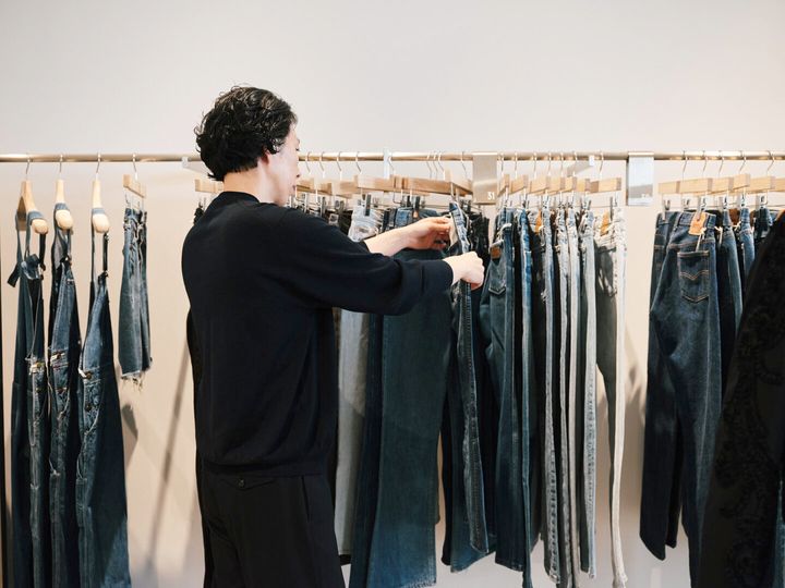 デニムを選ぶ小野田 史さん