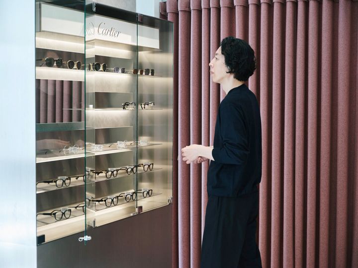 アイウェアを見る小野田 史さん