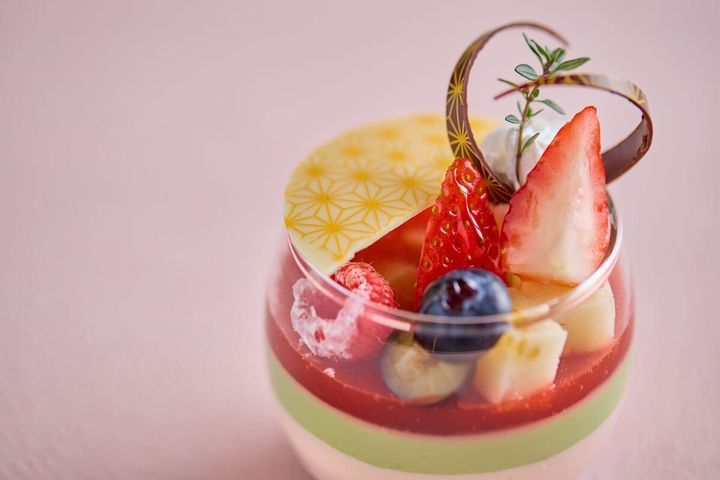 フレーズ・オ・テ・ベール White Chocolate Mousse with Matcha Terrine and Strawberry Jelly