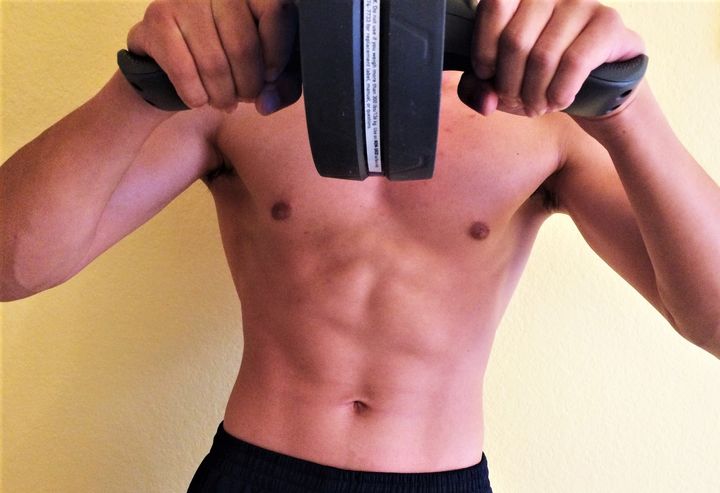 腹筋ローラートレーニングを約2か月行った男性のお腹