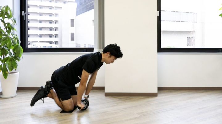 腹筋ローラーを床につける図