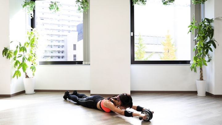 腹筋ローラーを引き戻さず、そのまま前に倒れ込む