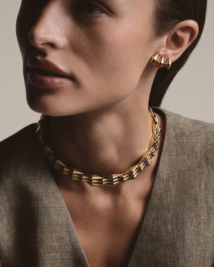 「ヴィミニ」（YG）ネックレス￥5,764,000 イヤーカフ￥369,600