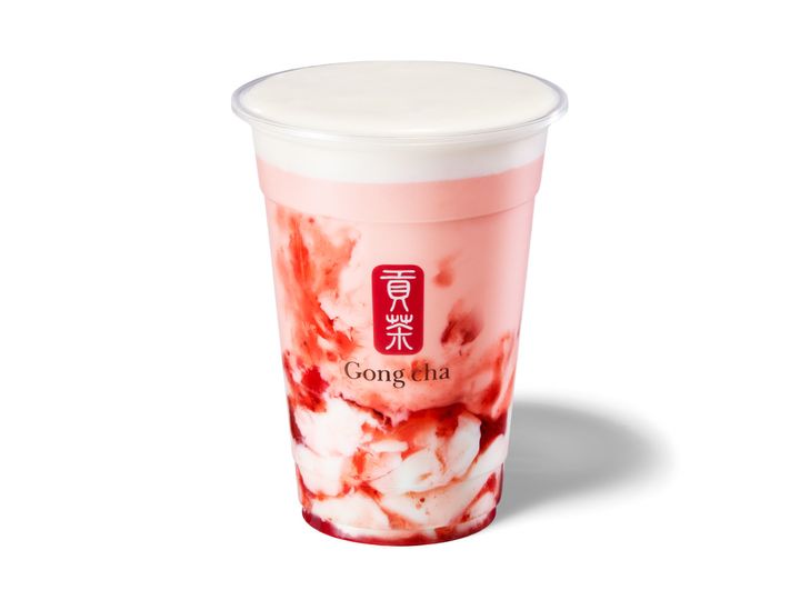 「いちご杏仁 ミルクティー」 ICED（M 670円／L 760円） ※価格は税込み width=