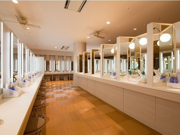 テスターエリアとなる6階の女性パウダーコーナー。各ドレッサーに1ブランドずつ設置される