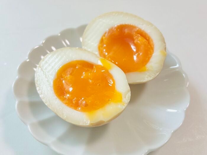 調味料ドバドバ使うのやめた！たった「大さじ1」で作れる【節約味玉】が我が家の定番に