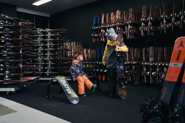 豊富なスノーボード用品がそろうレンタルルームで準備万端。初めてでも安心して挑戦できる、充実の環境