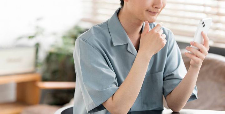 スマホを見る人