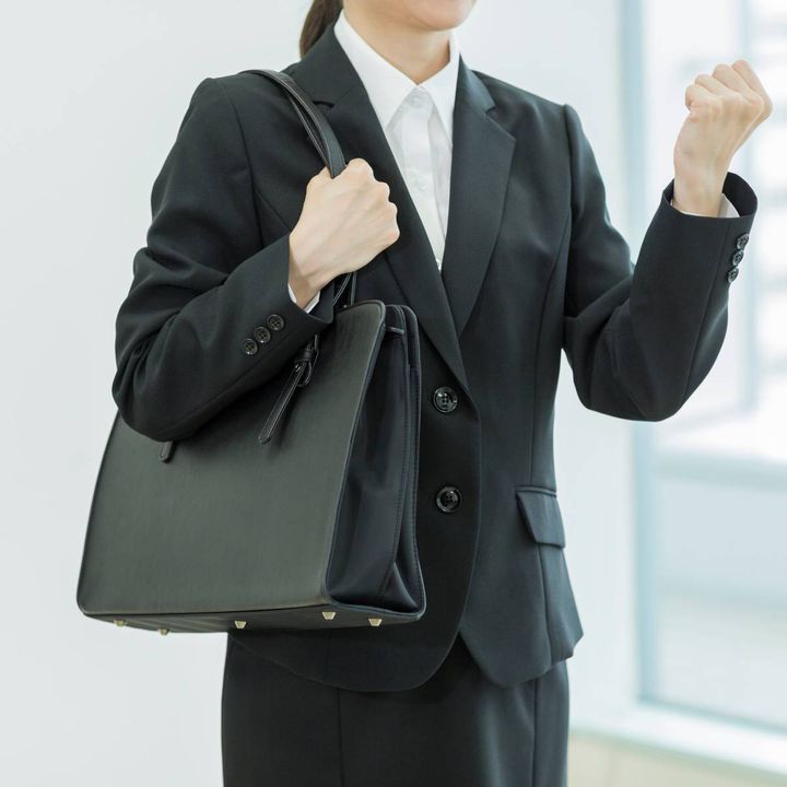 ガッツポーズする人