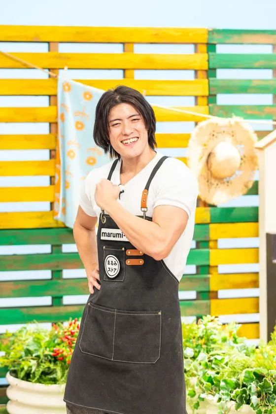 まるみキッチンが笑顔でガッツポーズを見せるイベントビジュアル