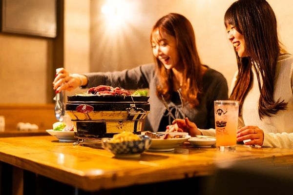 【東京都墨田区】「錦糸町ジンギスカン オクノ羊ヤ、ミナミ」がオープン1周年！生ラムを半額以下で提供