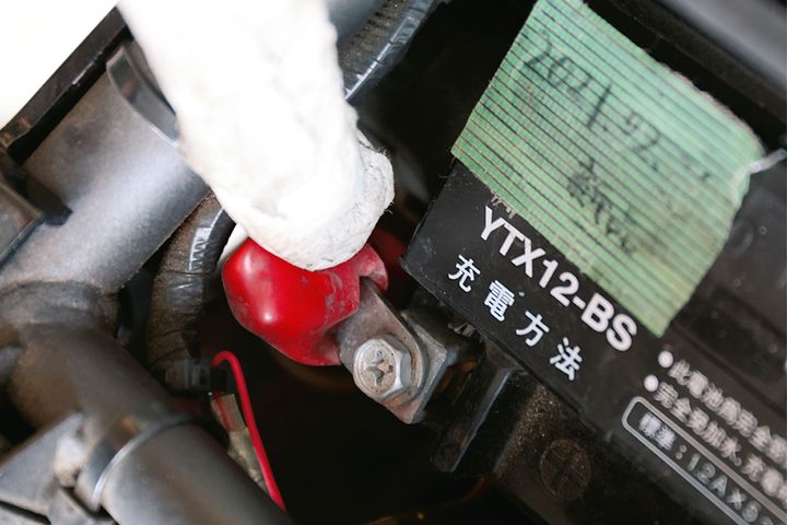 【バイクメンテナンス】オイル交換とバッテリー管理の極意｜過酷なエンジンを守り寿命を延ばすコツ