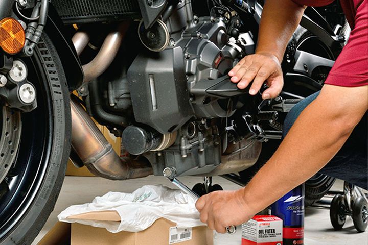 【バイクメンテナンス】オイル交換とバッテリー管理の極意｜過酷なエンジンを守り寿命を延ばすコツ