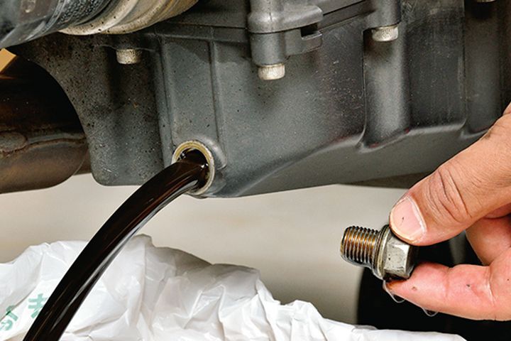 【バイクメンテナンス】オイル交換とバッテリー管理の極意｜過酷なエンジンを守り寿命を延ばすコツ