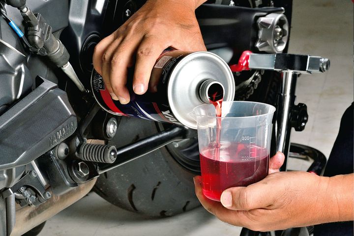 【バイクメンテナンス】オイル交換とバッテリー管理の極意｜過酷なエンジンを守り寿命を延ばすコツ