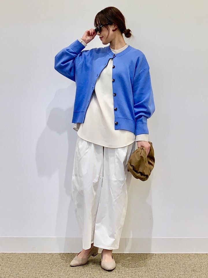 きれい色をホワイト系コーデのアクセントに 出典：StyleHint