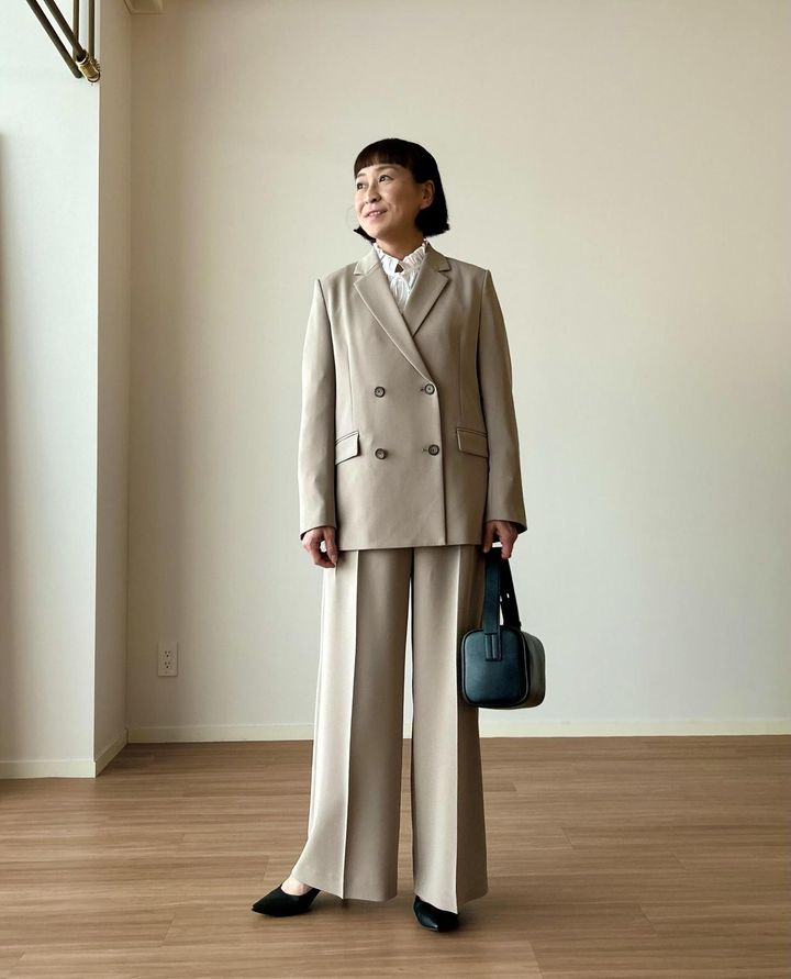 画像: 【プラステ】トリアセブレンドダブルジャケット（Lサイズ着用）¥23,000、トリアセブレンド2タックワイドパンツ（Lサイズ着用）¥15,000、タイプライターフリルブラウス（Mサイズ着用）¥9,990 ※佐藤さんの身長：165㎝ www.plst.com