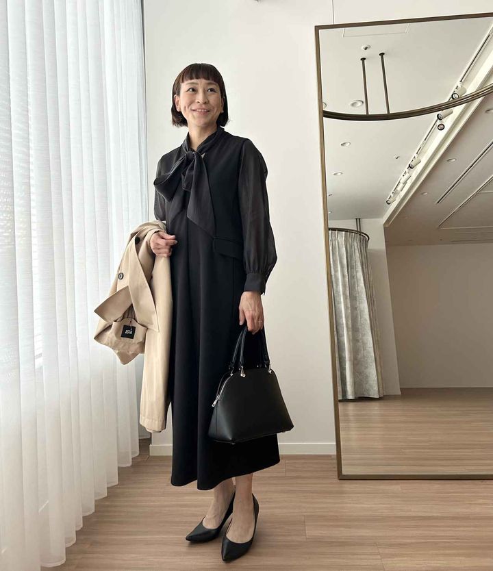 画像: 【プラステ】ジョーゼットジャージージャンパーワンピース（Lサイズ着用）¥15,000、シアーボウタイブラウス¥（Mサイズ着用）¥8,990、トレンチコート¥27,000、2WAYコンパクトバッグ¥9,990（値下げ価格） www.plst.com