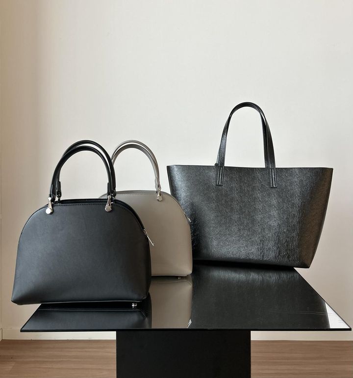 画像: 【プラステ】左：2WAYコンパクトバッグ各¥9,990（値下げ価格）、右：ポーチ付きトート¥4,440（値下げ価格） www.plst.com