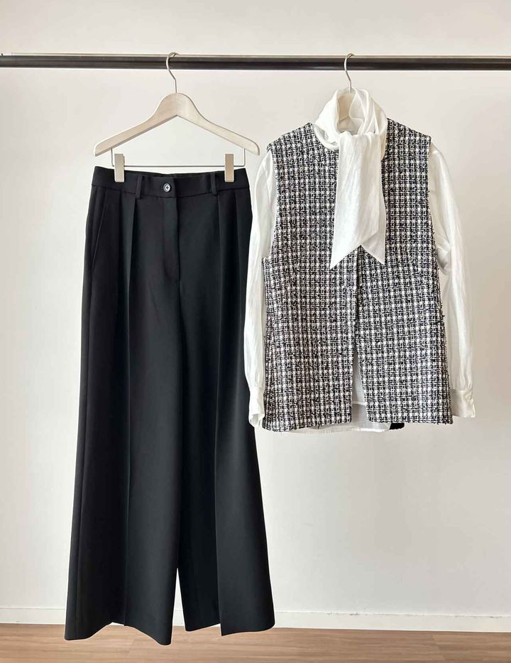 画像: 【プラステ】ツイードペプラムジレ¥20,000、シアーボウタイブラウス¥8,990、トリアセブレンド2タックワイドパンツ¥15,000 www.plst.com