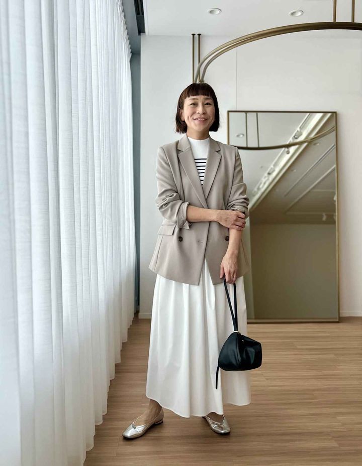 画像: 【プラステ】トリアセブレンドダブルジャケット（Lサイズ着用）¥23,000、UVカットレーヨンブレンドハイネックリブセーター（Mサイズ着用）¥5,990、ギャザーボリュームスカート（Lサイズ着用）¥9,990、トライアングルミニバッグ¥7,990、センターシームバレエシューズ¥5,990（値下げ価格） ※佐藤さんの身長：165㎝ www.plst.com