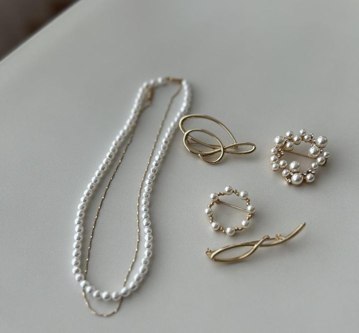 画像: 【プラステ】左から時計回りに：4WAYパールネックレス¥3,990、ニュアンスラインブローチ¥2,990、パールストーンブローチ¥2,990、パールラインセットブローチ¥2,990 www.plst.com