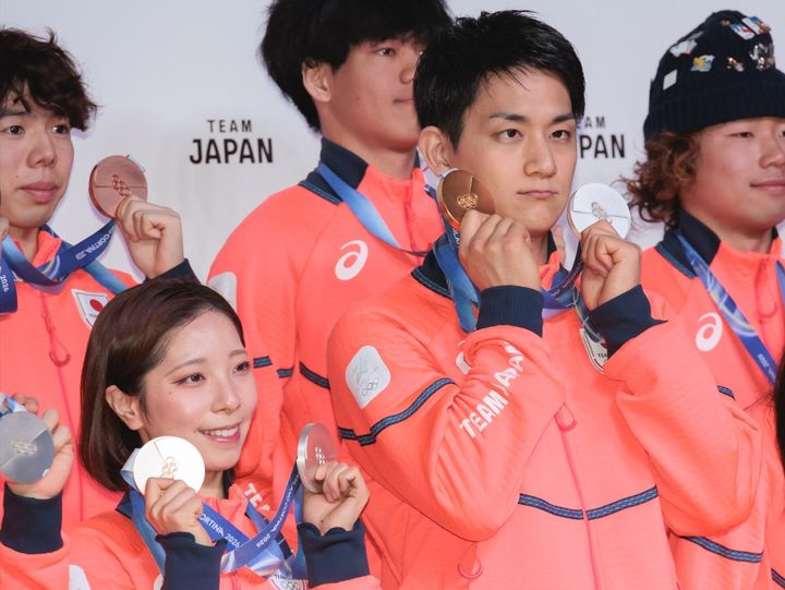 ミラノ・コルティナ2026冬季オリンピック TEAM JAPAN 帰国時記者会見に出席した（左から）三浦璃来、木原龍一 クランクイン！ width=