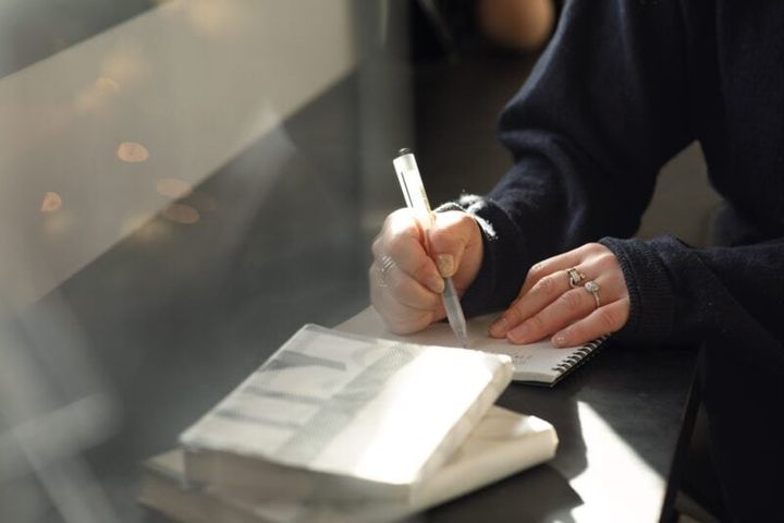 “書く瞑想”ともいわれる「ジャーナリング」。