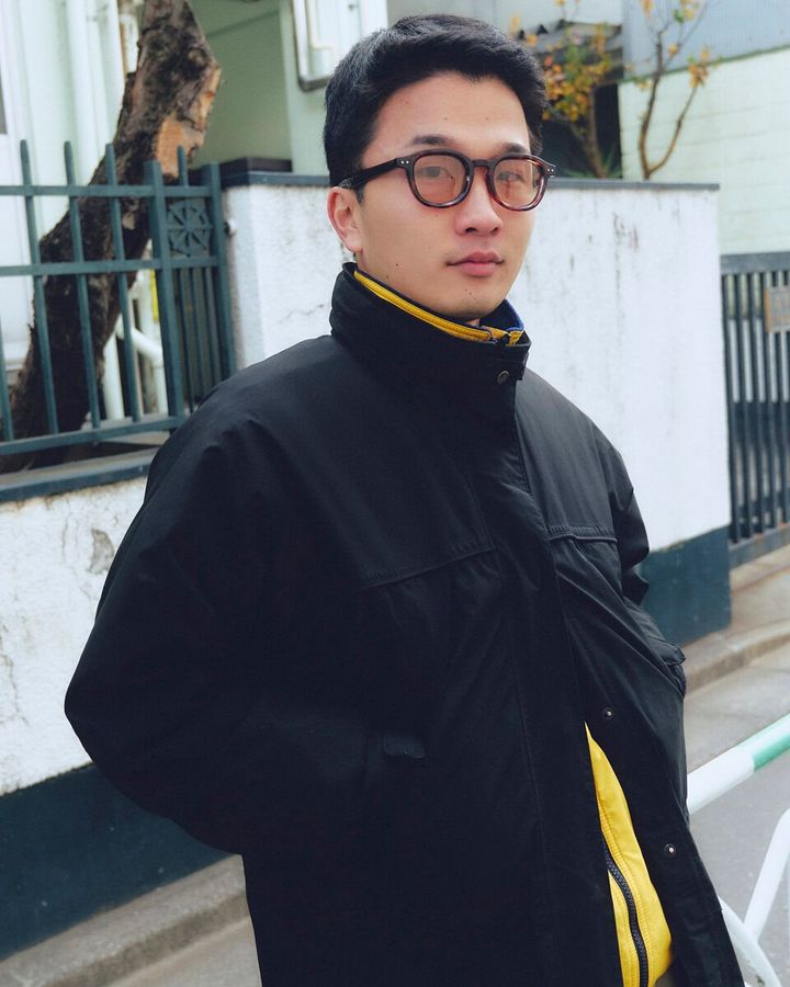 【スナップ】アウターの前を少し開けて挿し色の黄色をチラ見せ！加えて白パンツで抜け感を