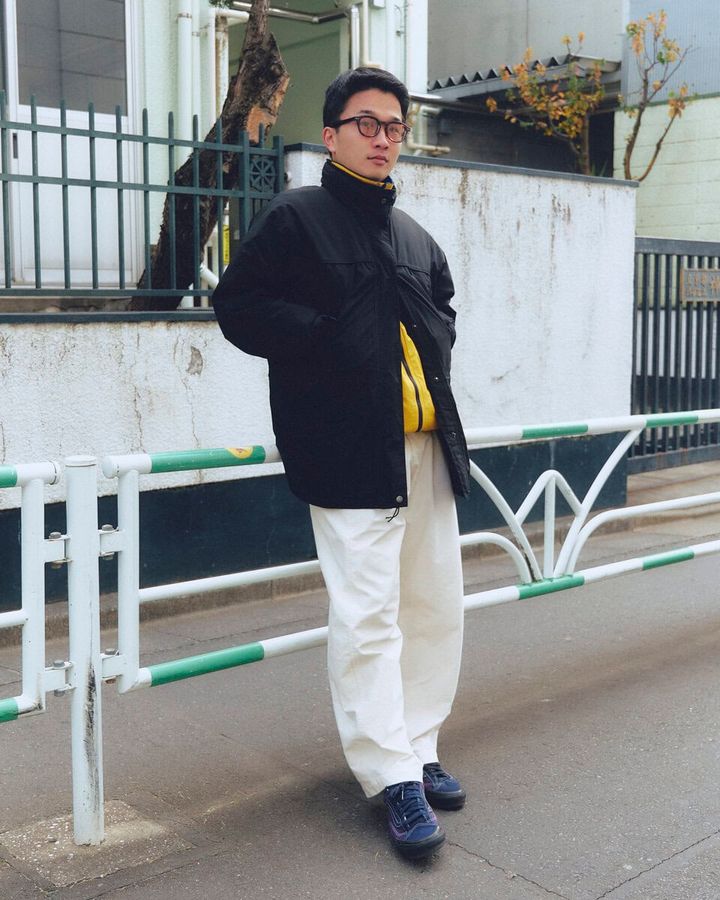 【スナップ】アウターの前を少し開けて挿し色の黄色をチラ見せ！加えて白パンツで抜け感を