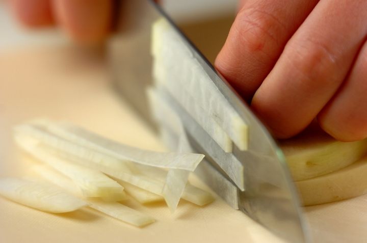 大根と揚げの赤だしみそ汁の下準備1