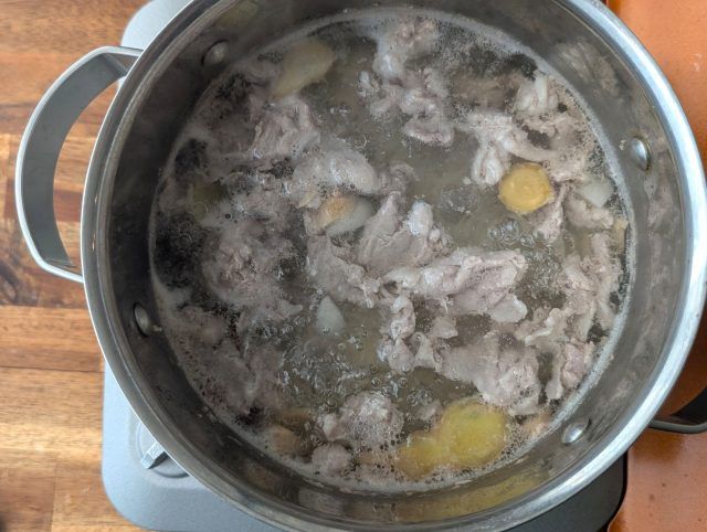 豚肉を煮る