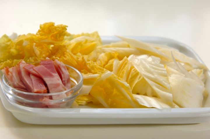 とろーりあたたか白菜のクリーム煮の下準備1