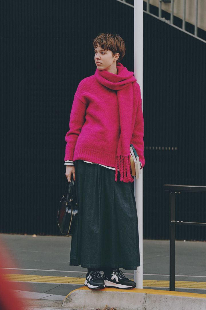 ヴィヴィッドカラーのニットは1枚あると冬コーデにメリハリが生まれる【本日のFUDGE GIRL-2月25日】