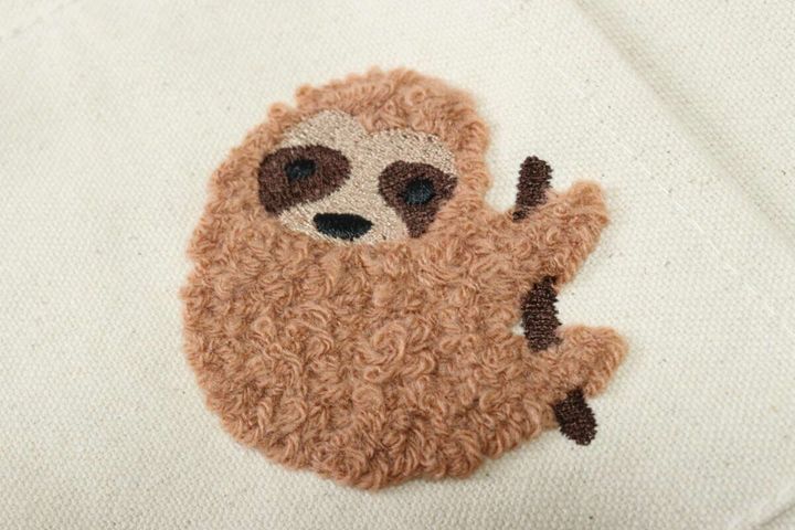 ダイソーの刺繍ボックストートバッグのナマケモノの刺繍
