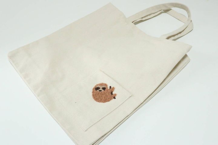 ダイソーの刺繍ボックストートバッグのナマケモノ