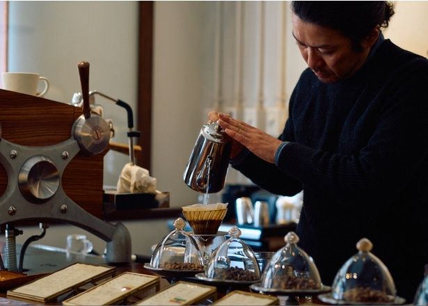 回し入れず、粉の真ん中だけを通すようにお湯を落とす