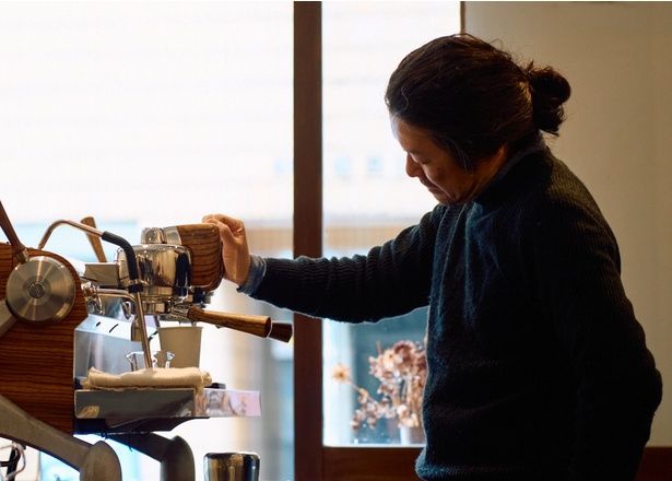 店主の宮村哲也さん。英語も達者な宮村さんのコミュ力の高さも魅力のひとつ