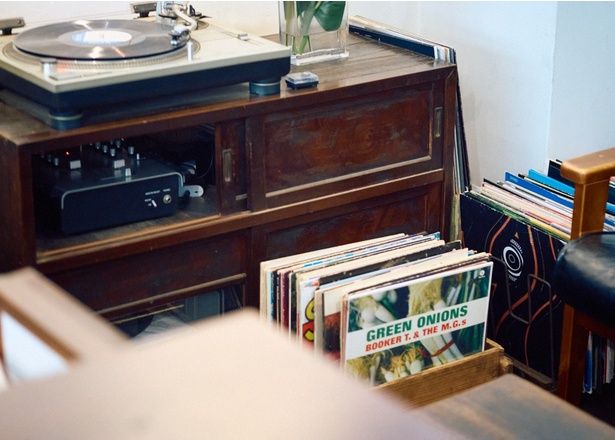 ブラックミュージックやシティポップ、ジャズ、ポストロック、ハードコアなど。宮村さんセレクトの音楽が、空間を彩るひとつのエッセンスに