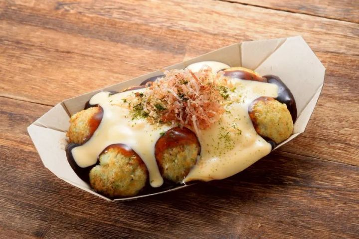 ソースとマヨネーズがかかったたこ焼き8個