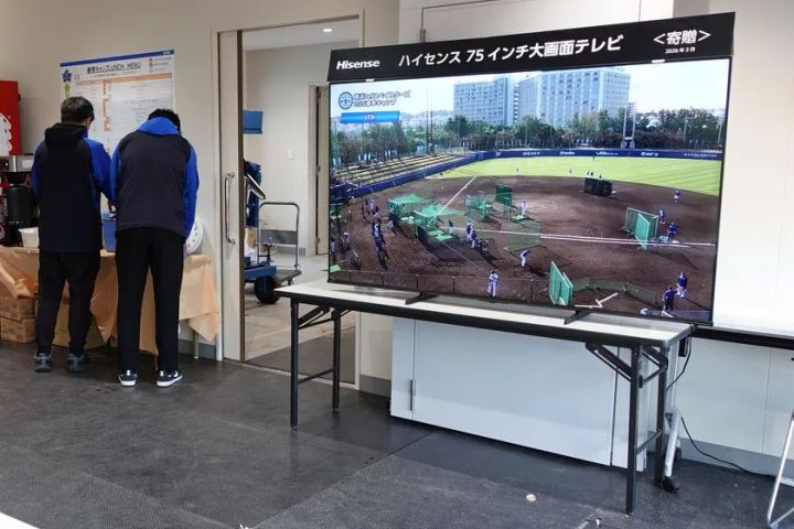 寄贈された75インチテレビが施設内で使われている様子