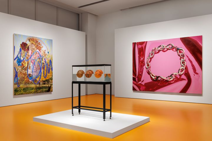エスパス ルイ･ヴィトン大阪での展示風景（2026年）LANDSCAPE (TREE) II 2007年 キャンバスに油彩 274.3×213.4cm THREE BALL 50/50 TANK（WILSON NBA FORGE PRO, WILSON NCAA ENCORE, SPALDING DR. JK SILVER SERIES）1985年 ガラス、鉄、蒸留水、3つのバスケットボール 153.7×123.8×33.7cm エディション2/2 BRACELET 1995-98年 キャンバスに油彩 265.1×355cm Photos_ ©Jeff Koons / Courtesy of the artist and Fondation Louis Vuitton, Paris. Jérémie Souteyrat / Louis Vuitton