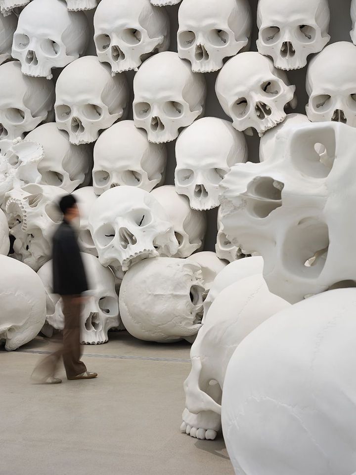 《マス》2016-2017年 所蔵：ビクトリア国立美術館（メルボルン） 2018年フェルトン遺贈、展示風景：「ロン・ミュエク」韓国国立現代美術館ソウル館 2025年 Photo_ Nam Kiyong / courtesy of the Fondation Cartier pour l’ art contemporain, National Museum of Modern and Contemporary Art, Korea